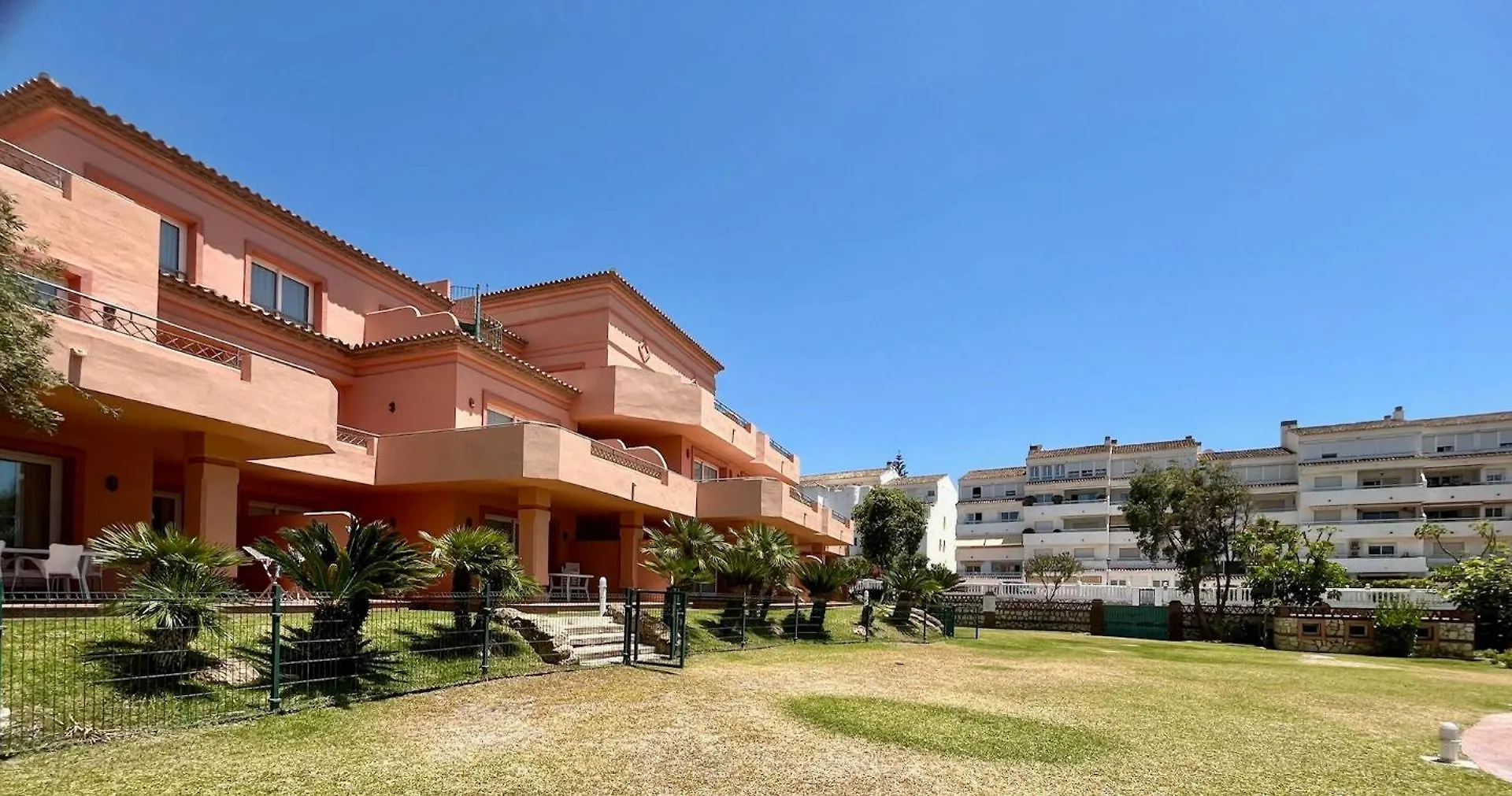 Marbella Beach Resort At Club Playa Real Апартаменты